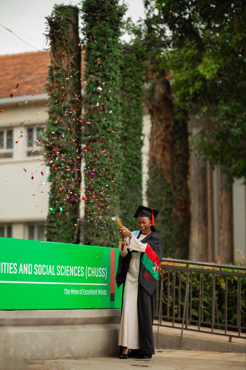 Xhamie7's tweet photo. Ms.Bookworm graduates🥳😭❤️📚Makerere has been home for four years, now it’s time to fly out of the nest ✅ Thanks to God and great friends ��
Toast to new chapters🥂
#MsBookworm #BJCO21U
#CommsGuru #Mak76thGrad #GraduationVibes #MakerereUniversity https://t.co/eCLc5zc0ZQ