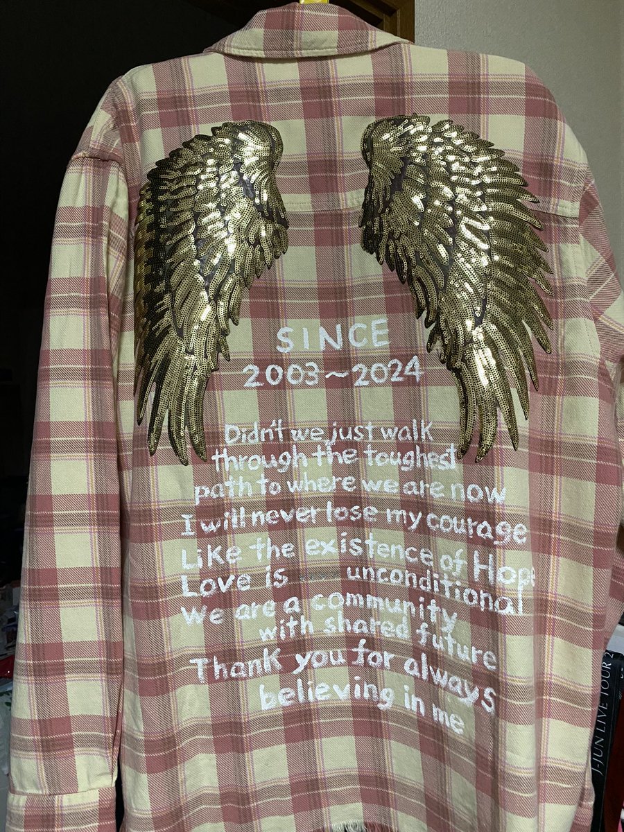 jaerikajoong's tweet photo. ジェジュン✨🥰またプレゼントしたシャツ着てくれてありがとう❣️🙏

羽根付けて、ペイントしたピンクシャツ🩷

サイン会はハズレたけど嬉しい🥰
LIVE衣装に引き続き、
またご褒美頂きました♡🙏

 #ジェジュン
 #jaejoongずっと大好きだよ 
@bornfreeonekiss https://t.co/LLptHrNQA5