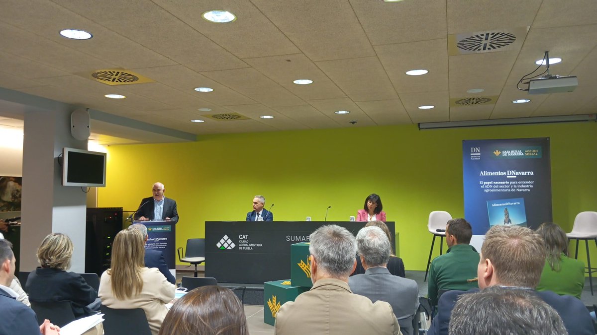 phnavarra's tweet photo. Hoy estamos en la CAT (Ciudad Agroalimentaria de Tudela) en el acto de presentación en la revista Alimentos DNavarra
-----------------------------
Gaur CATen (Ciudad Agroalimentaria de Tudela) gaude, "Alimentos DNavarra" aldizkariaren aurkezpen ekitaldian. https://t.co/MyulmrOlAn