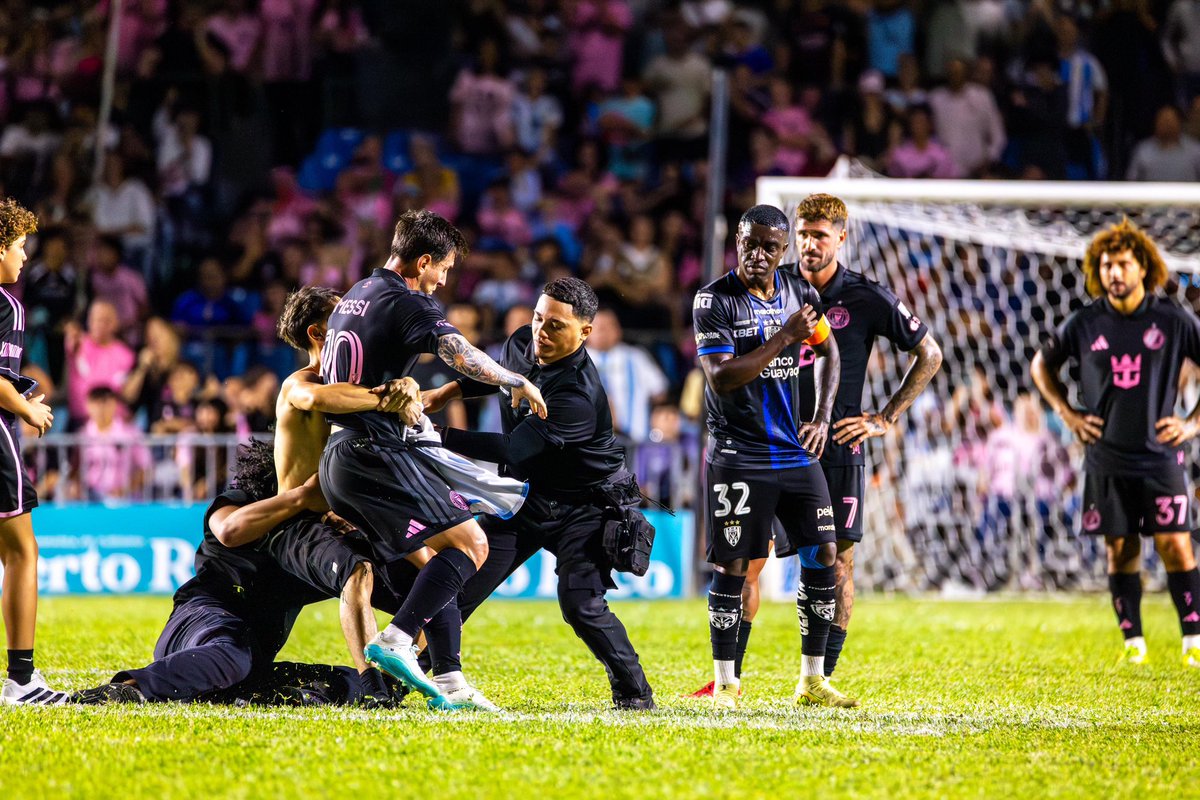 gabyquile's tweet photo. El partido de ayer pudo haber sido bonito, pero las imágenes que están corriendo el mundo son lamentables

Un partido con dos equipos con el mismo color de camisa, atrasado por una hora y una invasión en el campo que pudo haber lesionado a Lionel Messi.

No estuvimos a la altura. https://t.co/C7aBqlNl9g