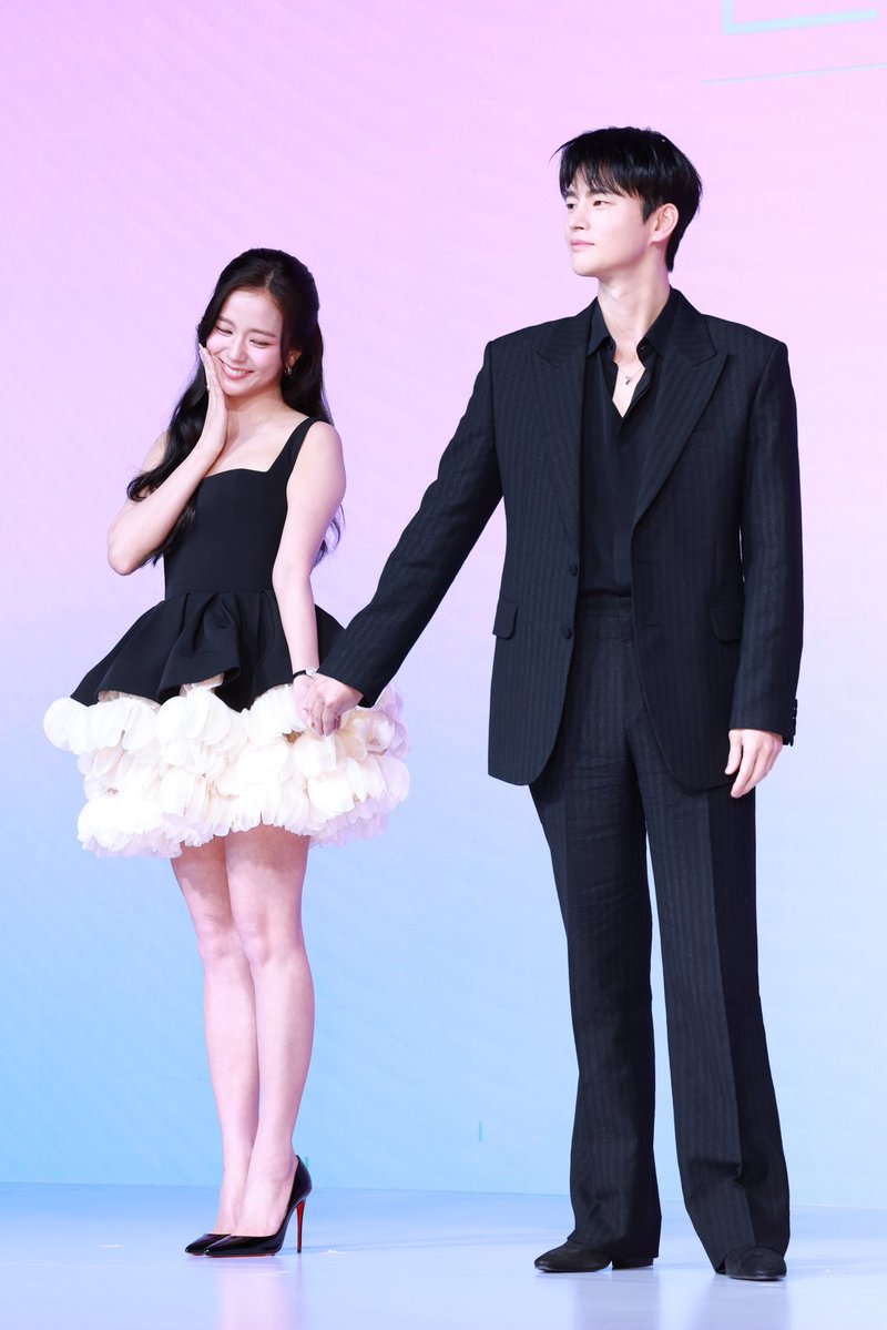 MTVUK's tweet image. Jisoo &amp;amp; Seo In-guk looking adorable for Boyfriend On Demand press in Seoul, Korea 🥹 #BoyfriendOnDemand