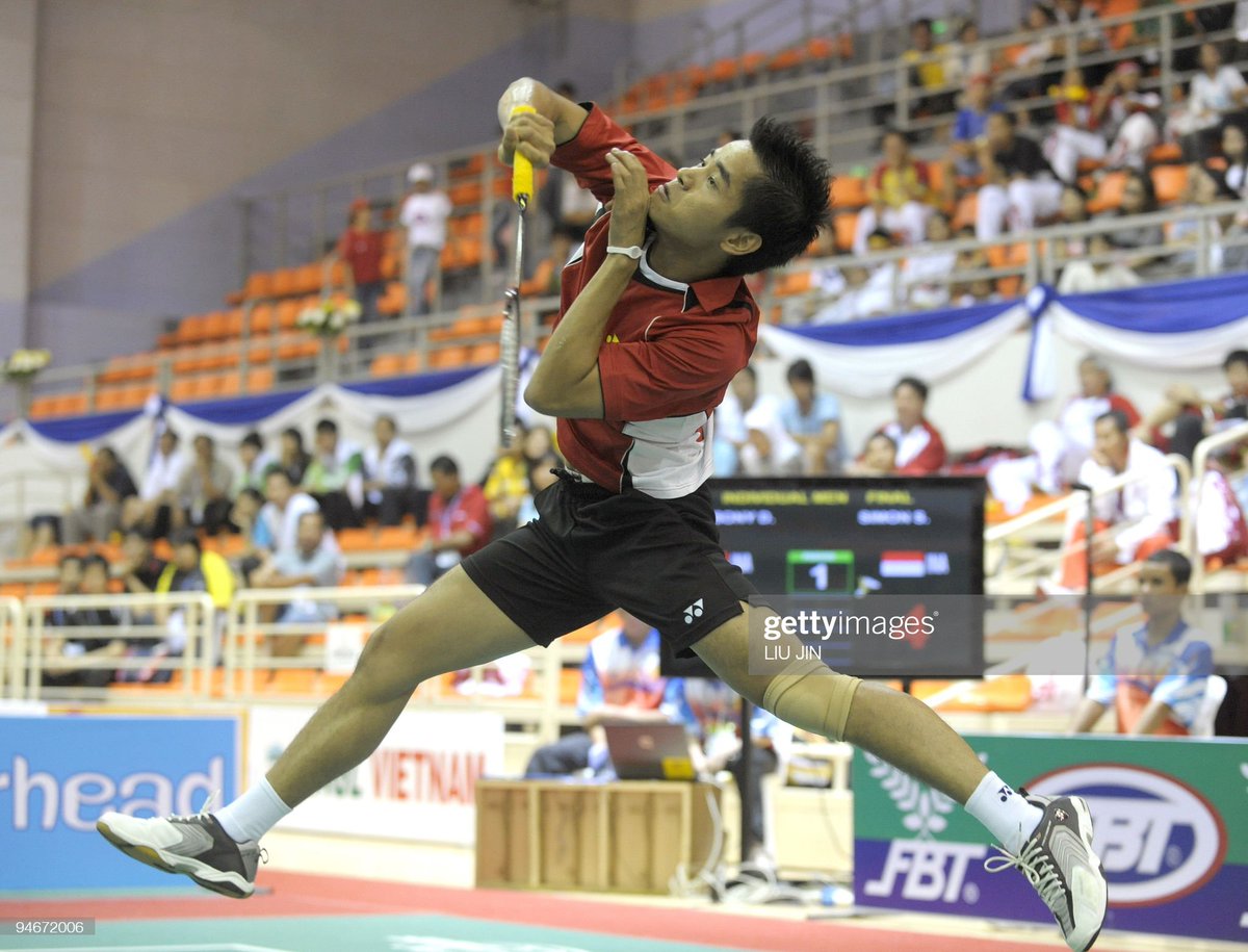 Mengingat Simon Santoso.

Nasib terbaik adalah tidak dilahirkan, yang kedua dilahirkan tetapi mati muda, dan yang tersial adalah mengemban harapan bangsa untuk meneruskan kiprah salah satu pebulutangkis terbaik yang pernah ada. Rasa-rasanya memang begitu.

Sayangnya, tak satu pun