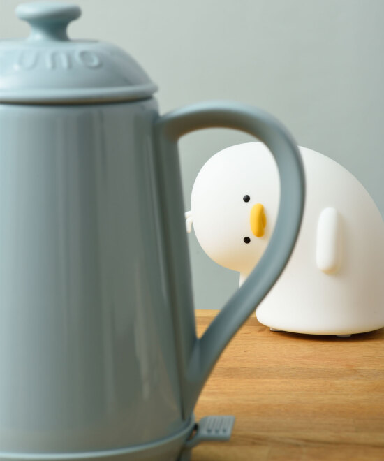 『きになるアヒルのシリコンライト』

ひょっこり癒されるフォルムです。
シリコーン製で扱いやすく、充電式なので置く場所も選びません。
点灯・消灯もタッチ式で操作も非常に簡単です。
見ているだけでも肩の力が抜けます。
confetti.website/7738/