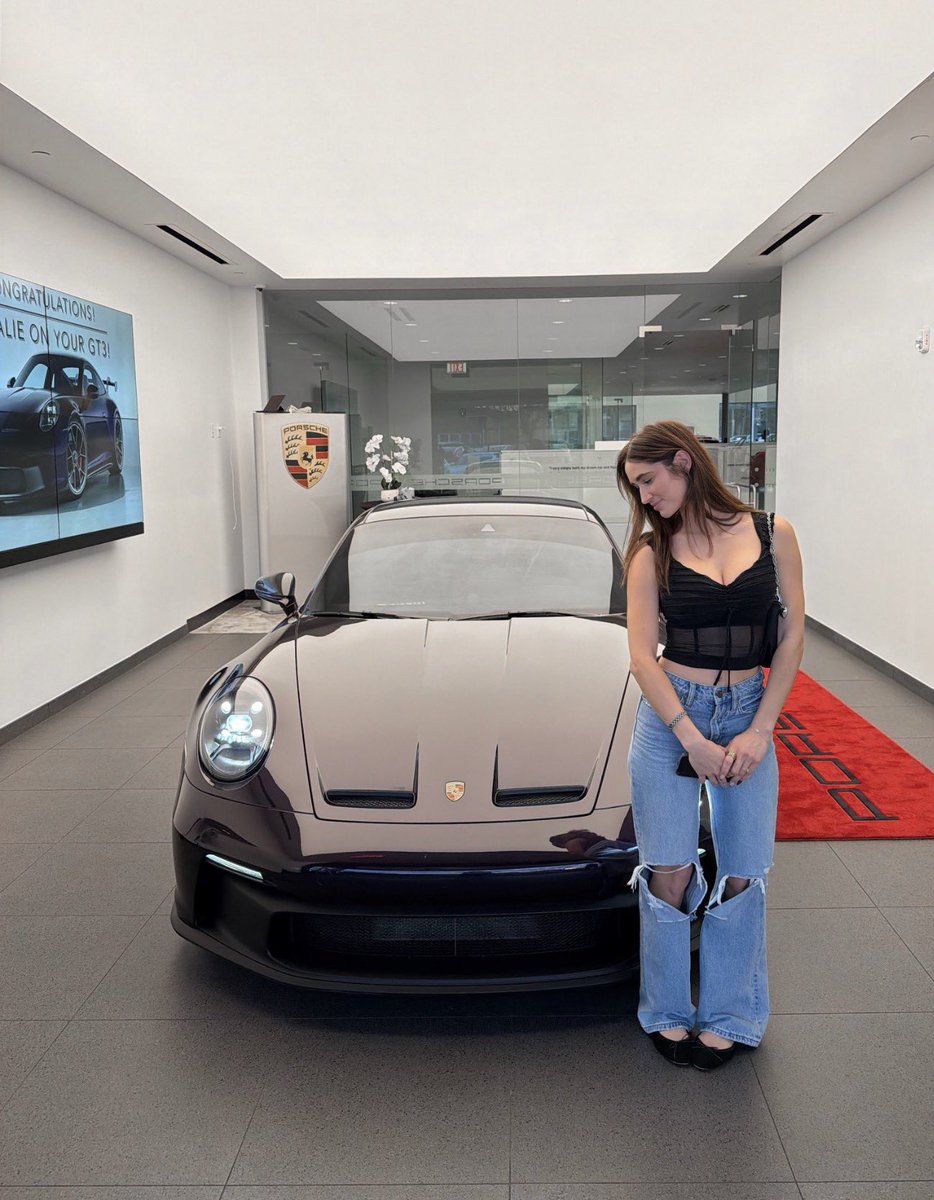 yL_IN_LAGOS's tweet photo. She got herself a customized porche worth 1.3billion naira direct From factory😳😱 https://t.co/VHeqSwL39Y