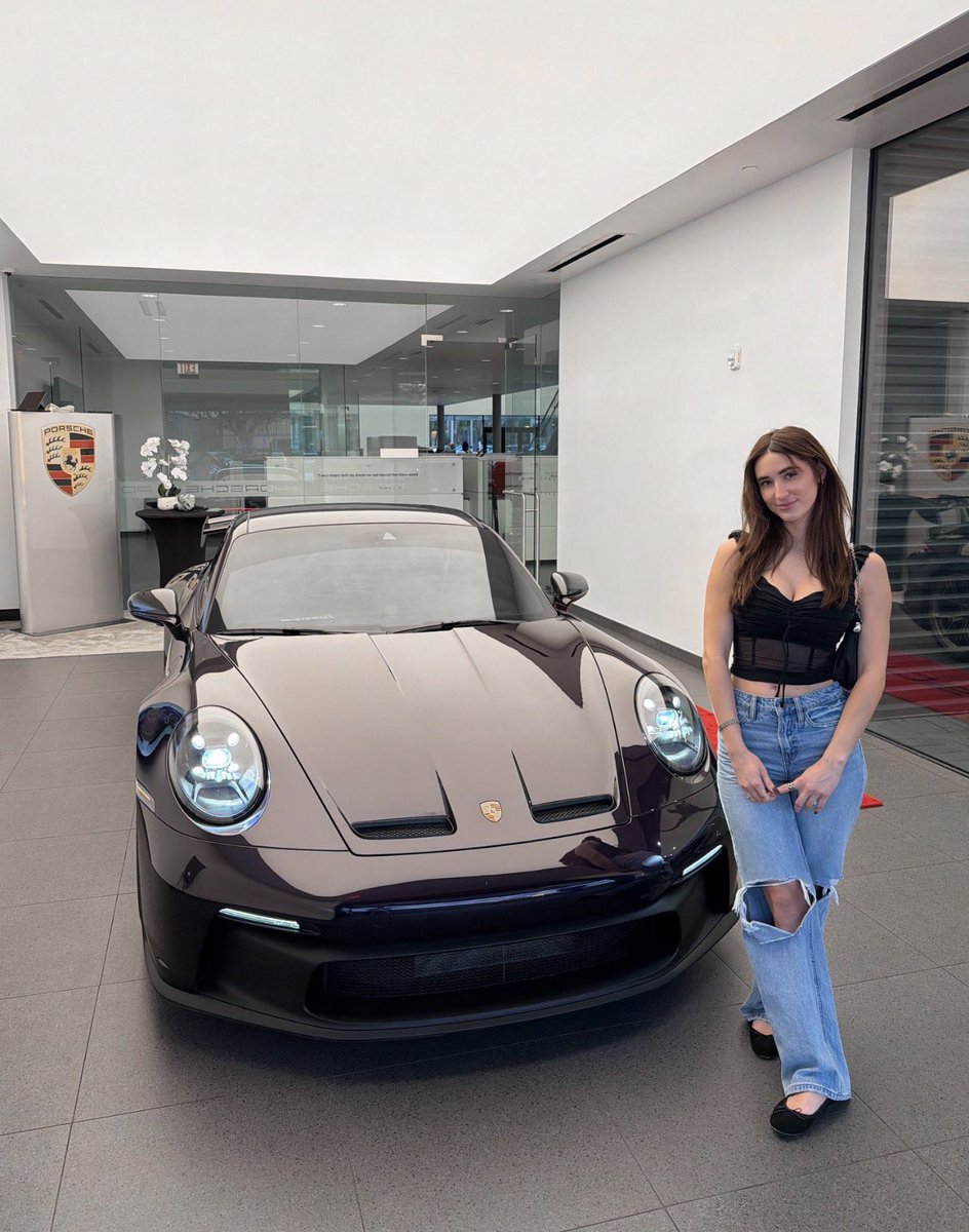 yL_IN_LAGOS's tweet photo. She got herself a customized porche worth 1.3billion naira direct From factory😳😱 https://t.co/VHeqSwL39Y