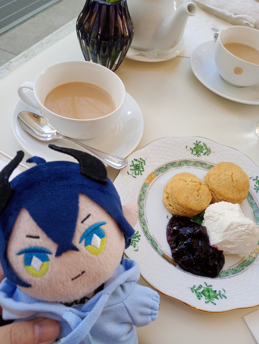 chama_mega's tweet photo. オシャレなお店で一緒にお茶🍵
パーカーはちょっとカジュアルすぎたかな…？ https://t.co/6VpKsgWNcF