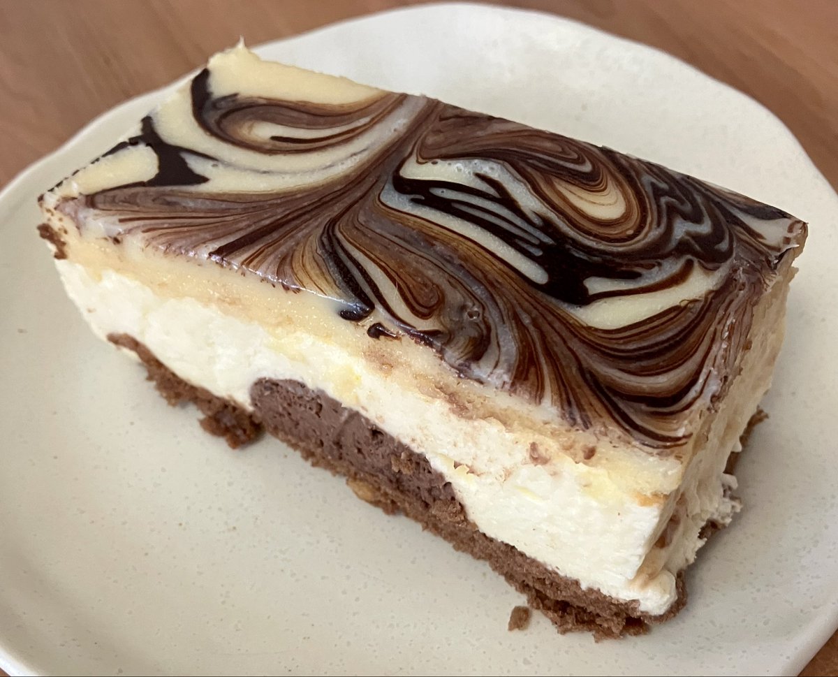 卵リキュールのケーキ（Eierlikör-Schnitte）🪺こういう卵の商品が並ぶとイースターだな！春がくる！と実感する〜🐣今まであまり食べたことなかったけどこのケーキすんごい美味しかった！！クリーム色のとこ全部卵リキュール味🥚アルコールぽさは控えめだし食べやすい。春はこれをリピしよ〜🌸