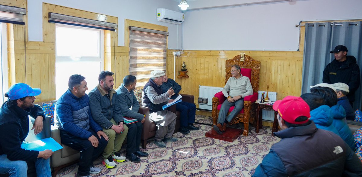 lg_ladakh's tweet photo. A delegation from Turtuk, Tyakshi, and Thang villages of #Nubra Valley led by former Executive Councillor #LAHDC #Leh Shri Ghulam Medhi called on Lt Governor Shri @KavinderGupta at #Leh to highlight local developmental priorities. https://t.co/er4YulLZj6