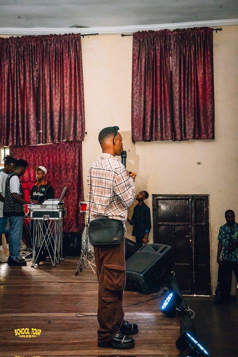Mr_Chikwado's tweet photo. The other day at IAUE 🎙️👑🔥 
True true school no be joke o 🤣 
#fyp #trend #mrchikwado #standupcomedy #funny https://t.co/jcUTnEv0lJ