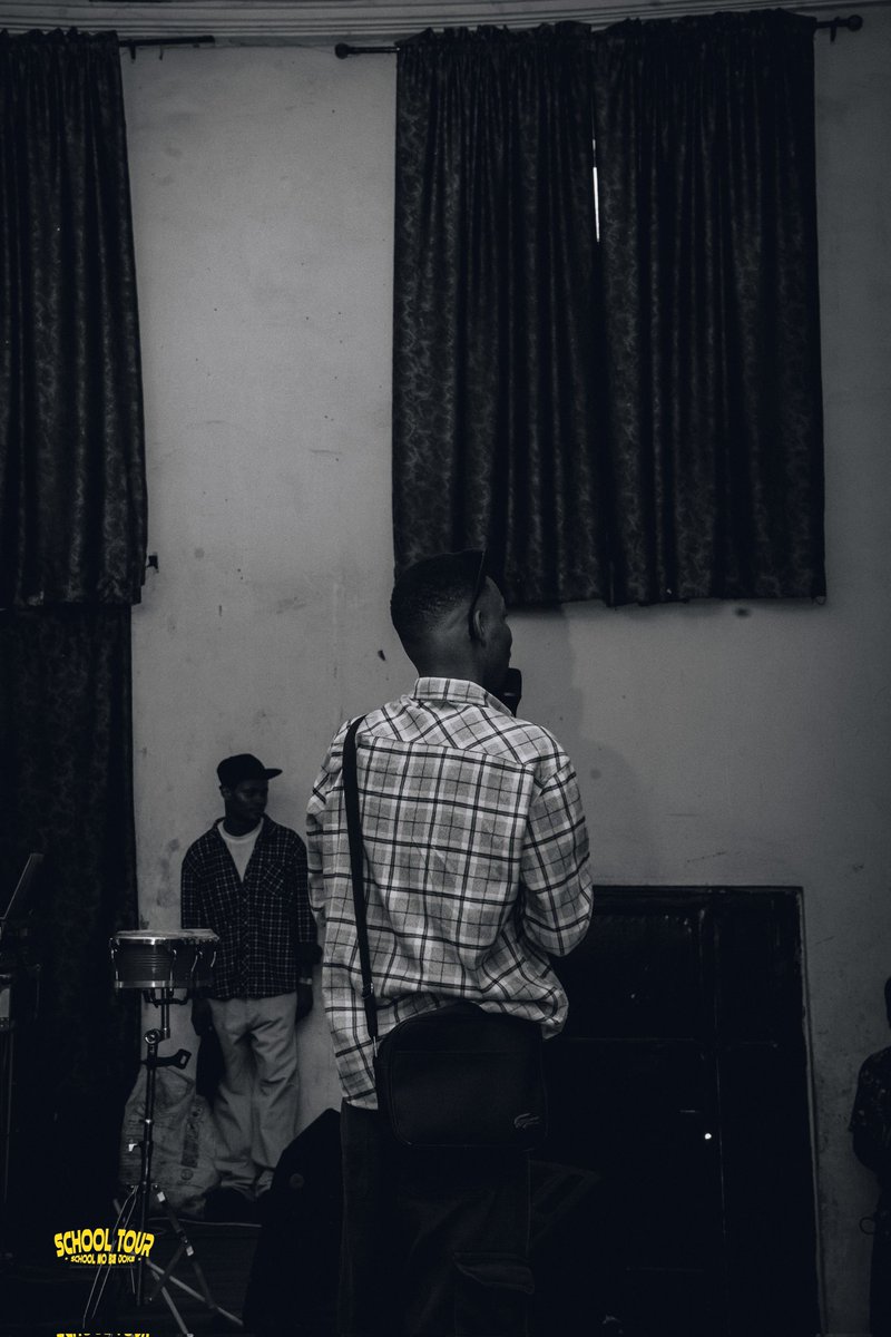 Mr_Chikwado's tweet photo. The other day at IAUE 🎙️👑🔥 
True true school no be joke o 🤣 
#fyp #trend #mrchikwado #standupcomedy #funny https://t.co/jcUTnEv0lJ