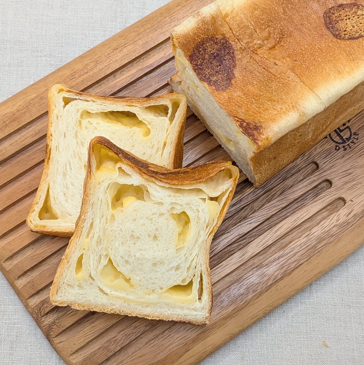 wkobe_bread's tweet photo. 天然酵母Wチーズブレッド

天然酵母を用いたソフトでしっとりとした生地に、口溶け滑らかなクリームチーズとプロセスチーズを練り込んだ、チーズ好きにはたまらない一本です。そのままはもちろん、トーストすればチーズがとろけておいしさアップ。

https://t.co/AwGtXKFUor
#本日のパン https://t.co/G790yrAtAj