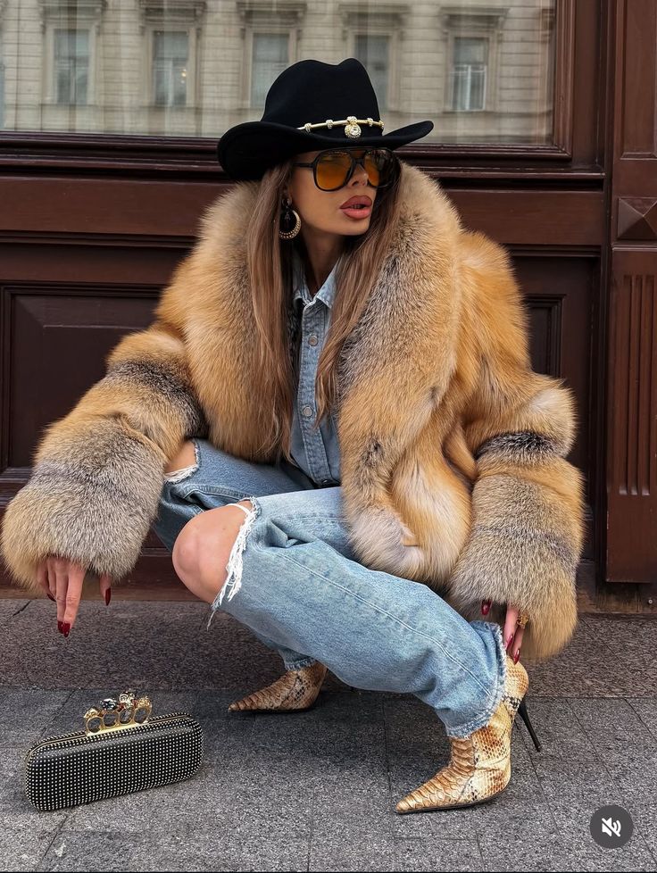 InfurMagazine's tweet photo. An effortlessly chic maximalist look!
#infurmagazine #infurmag #fur #furfashion #furlove #ott #qotd #ootd #ootn #aw #highfashion #highstreetfashion #fashionweek #sustainablefashion #outfitinspo #fall #foxylady #foxjacket #wildfur #jacket #foxfur #fallfashion #luxurystreetstyle https://t.co/Jt3M3ONVJQ