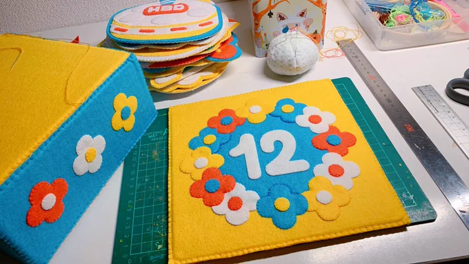 子が寝たので12ヶ月のイベントのフェルトを収納するものを作っている 明日には完成するはず どうなるかおたのしみに