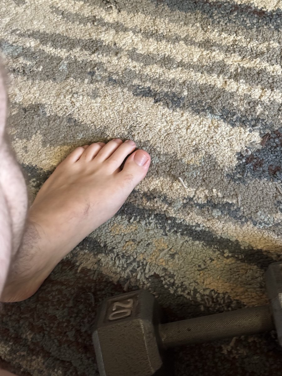 goodguyfeet's tweet photo. It’s Friday and we’re nearing the end of winter 😃 https://t.co/W38DnUcTz8