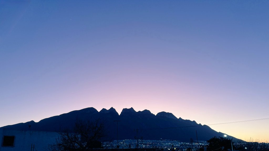#BendecidoViernes desde Monterrey 
🌄 

" 2.  No se amolden al mundo actual, 
Sean transformados mediante la renovación de su mente. 

Así podrán comprobar cuál es la voluntad de Dios, buena, agradable y perfecta".

Romanos 12🙏🏽