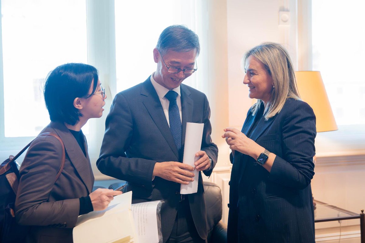 Reunión muy productiva con el embajador de China en España, Yao Jing, y la <a href="/ChinaEmbEsp/">Embajada de China en España</a> para reforzar la cooperación educativa.

Hemos analizado avances en FP, movilidad de alumnado y profesorado, secciones bilingües y formación docente.
Por más oportunidades compartidas.