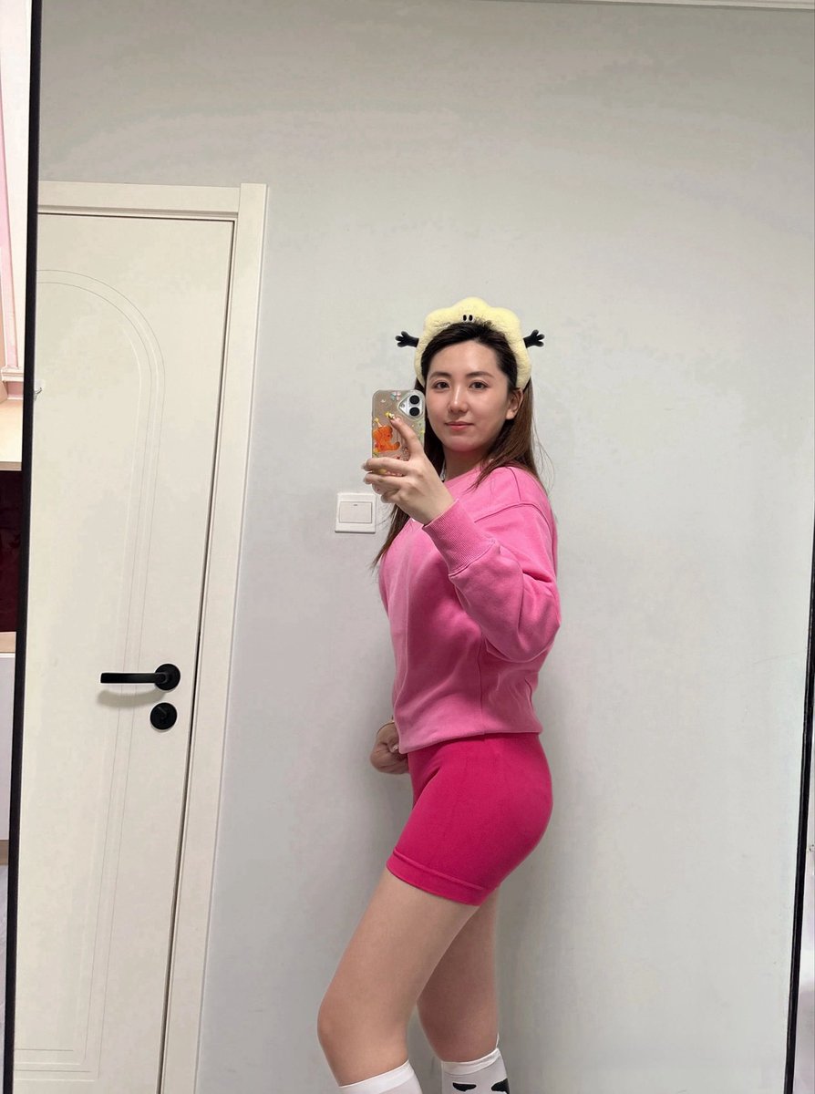 liumst2's tweet photo. 粉色卫衣配个奶油袜
#丝袜 https://t.co/77FHIFqSl9