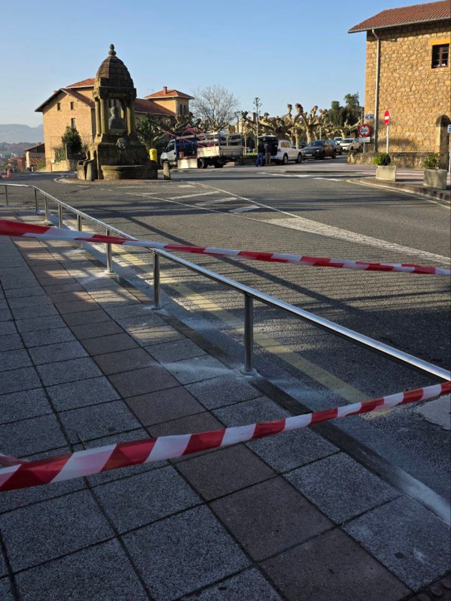 👷✅ El Ayuntamiento ha puesto en marcha la colocación de una barandilla alrededor de la rotonda de Simón de Otxandategi, junto a la iglesia y el colegio, para hacer allí un itinerario seguro para los peatones. 

#berango #uncompromisocomún