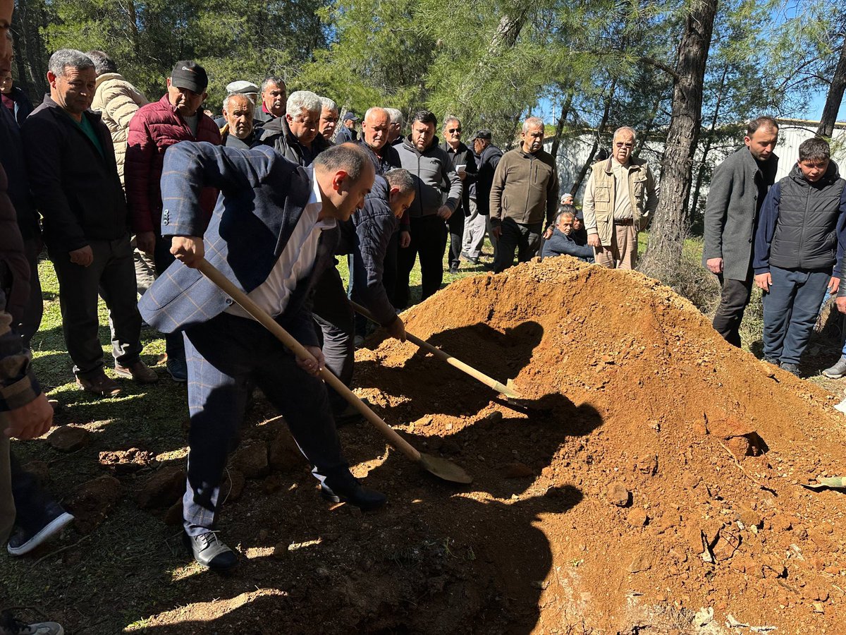 AK Parti Muğla Milletvekilimiz Sayın Yakup Otgöz ve belediye başkan yardımcılarımızla birlikte, geçmiş dönem Uğurlu Mahalle Muhtarımız Cemil Sürmen’in cenaze törenine katılım sağladık.

Merhuma Allah’tan rahmet; ailesine ve yakınlarına sabır ve başsağlığı diliyorum. Mekânı cennet