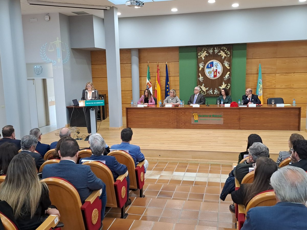 Acto académico con motivo de la festividad de San Raimundo de Peñafort, patrón de la Facultad de Derecho  <a href="/infouex/">UEx</a>. Asiste la presidenta del <a href="/TSJEXT/">TSJ Extremadura</a>, María Félix Tena Aragón y ofrece la conferencia magistral la vocal del <a href="/PoderJudicialEs/">Poder Judicial</a>, Inés Herreros.