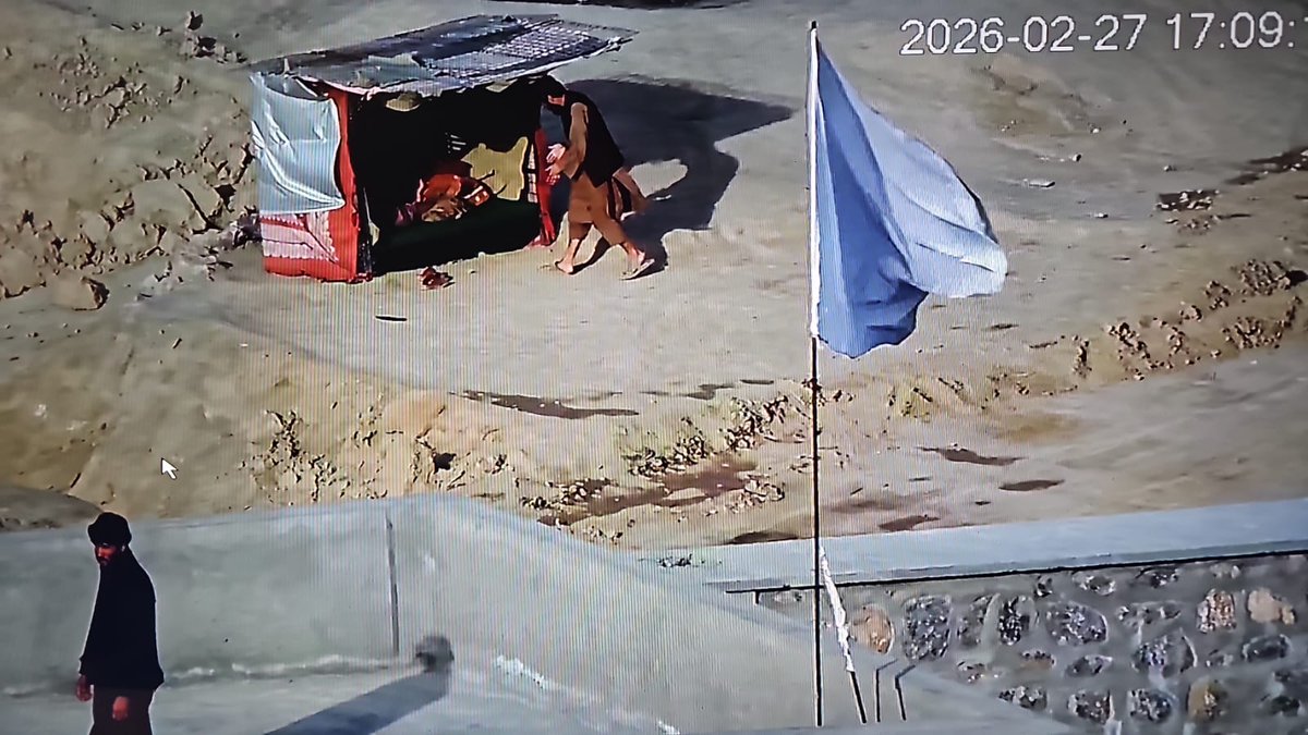 ForumStrategic's tweet photo. Afghan Taliban have raised "White Flags" on their military posts in Chaman Sector. https://t.co/kqZtP0nQpx