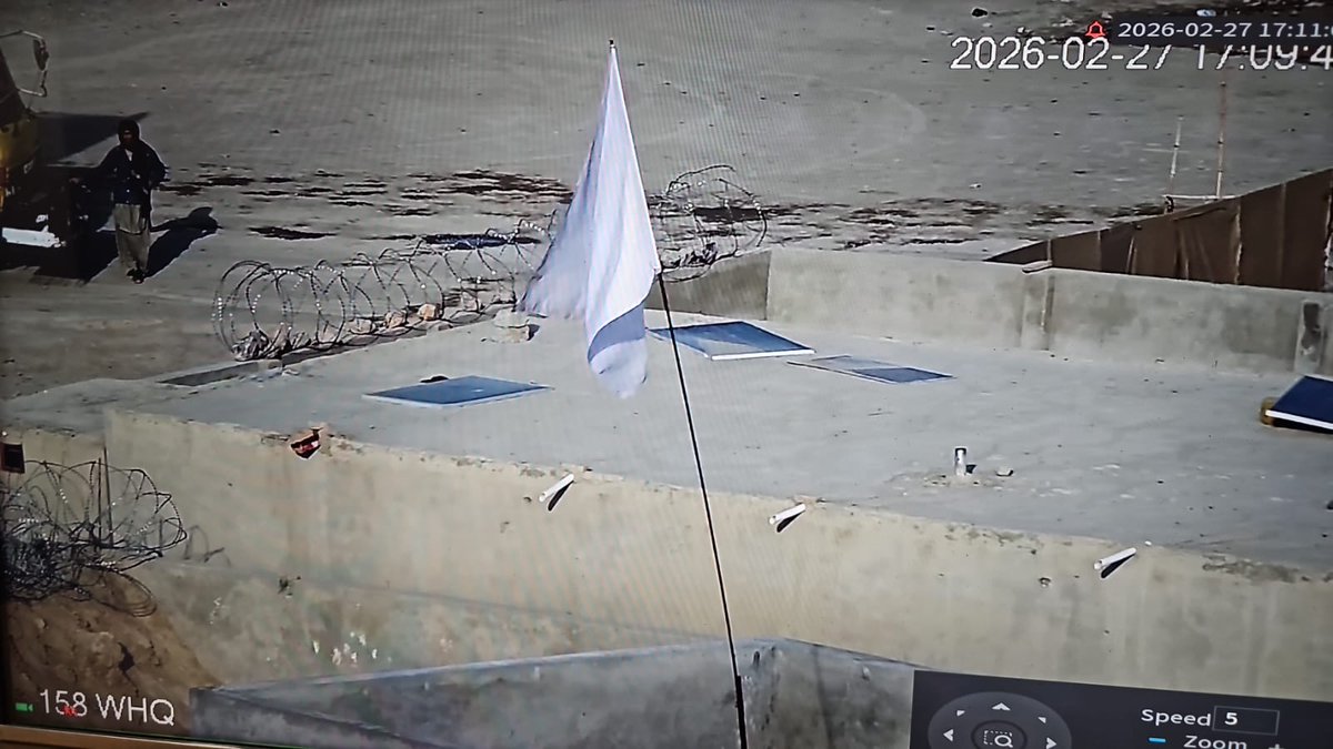 ForumStrategic's tweet photo. Afghan Taliban have raised "White Flags" on their military posts in Chaman Sector. https://t.co/kqZtP0nQpx