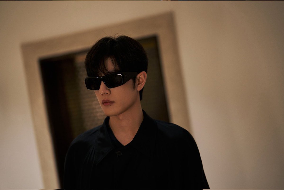 xztrendsetter's tweet photo. Those sunglasses are hiding the most beautiful eyes in the world! He doesn’t need to show his eyes to steal your soul! 

XIAO ZHAN GUCCI SPRING

#XiaoZhanxGucciTrend26
#MFW26KingXiaoZhan https://t.co/UqVETQAKqX