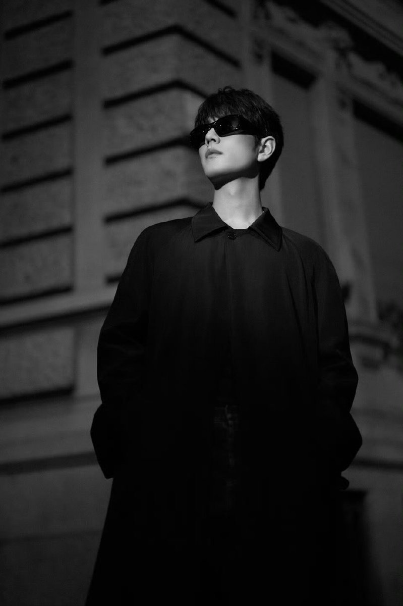 jiyudeyu's tweet photo. Trench coat style, sunglasses on, like a nightwalker roaming the city!

XIAO ZHAN GUCCI SPRING 
#XiaoZhanxGucciTrend26
#MFW26KingXiaoZhan https://t.co/GsJ8agMZLr