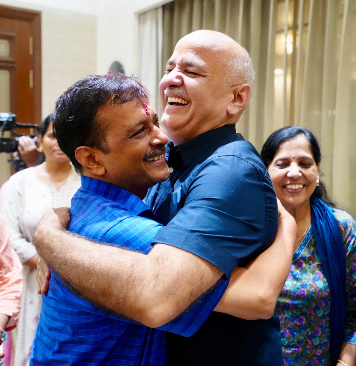 केजरीवाल का सीधा वार और PM मोदी को खुली चुनौती! 

अरविंद केजरीवाल ने हुंकार भरते हुए कहा:

"मैं मोदी जी को दिल्ली में फिर से चुनाव कराने की चुनौती देता हूं। अगर उन्हें 10 से ज़्यादा सीटें मिलीं, तो मैं राजनीति छोड़ दूंगा।"

#ArvindKejriwal #PMModi #DelhiElection #Politics2026