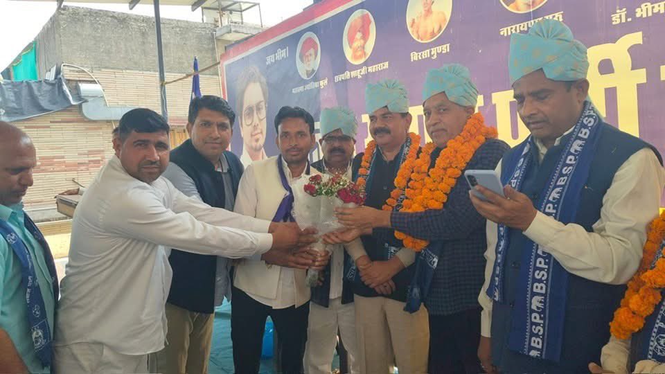 #राजस्थान : आज दिनांक 27/02/2026 को बहुजन समाज पार्टी के तत्वाधान में मासिक बैठक का आयोजन किया गया।

बैठक में मुख्य अतिथि के रूप में सेक्टर 4 के मुख्य प्रभारी एवं केंद्रीय प्रभारी श्री रणधीर सिंह बेनीवाल जी, पूर्व विधायक एवं पूर्व एमएलसी भीमराव अंबेडकर जी तथा श्री सी.पी. सिंह जी