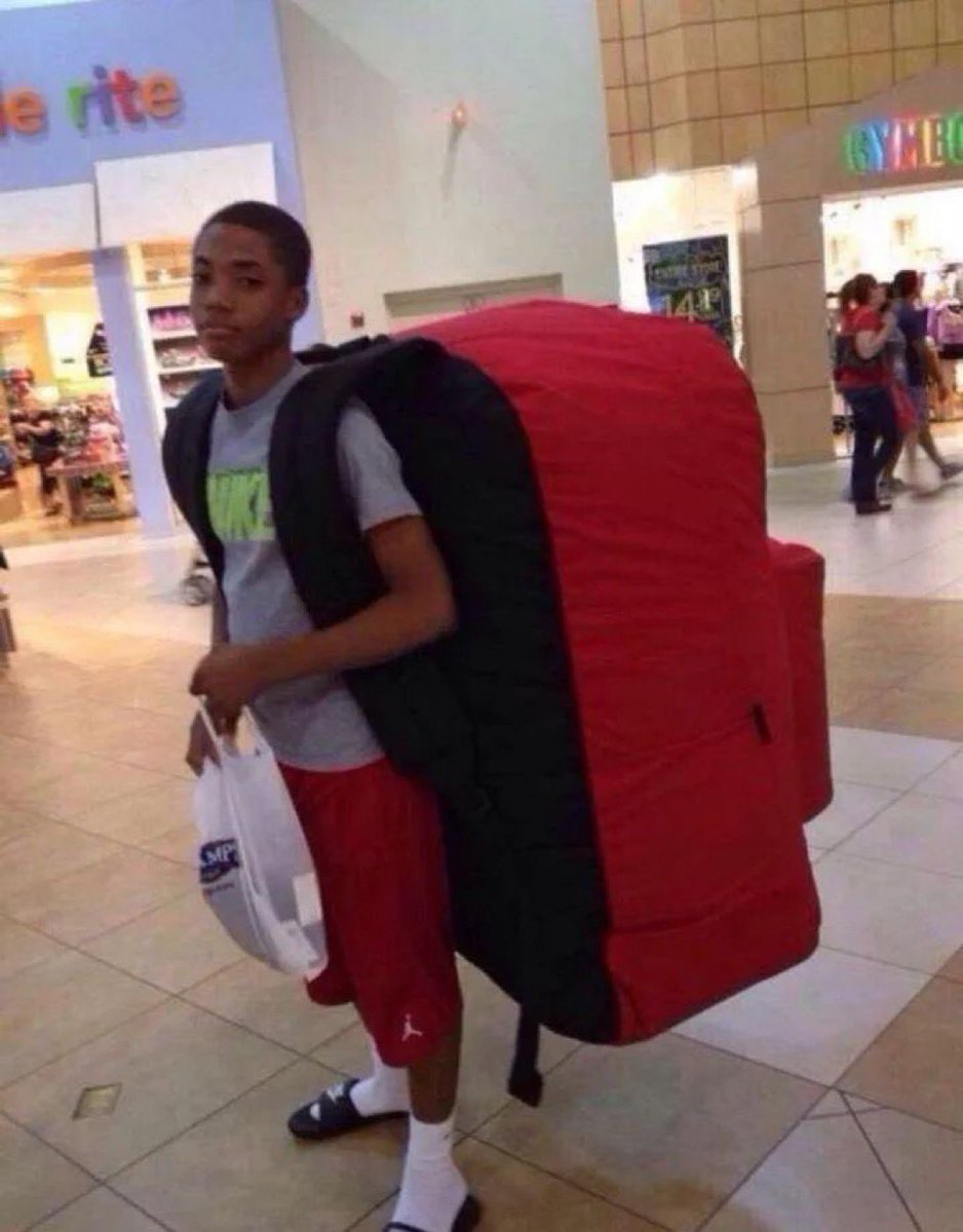 eliza___v's tweet photo. me with my 30 outfits for a 3 day trip https://t.co/fLq6GbUHo9