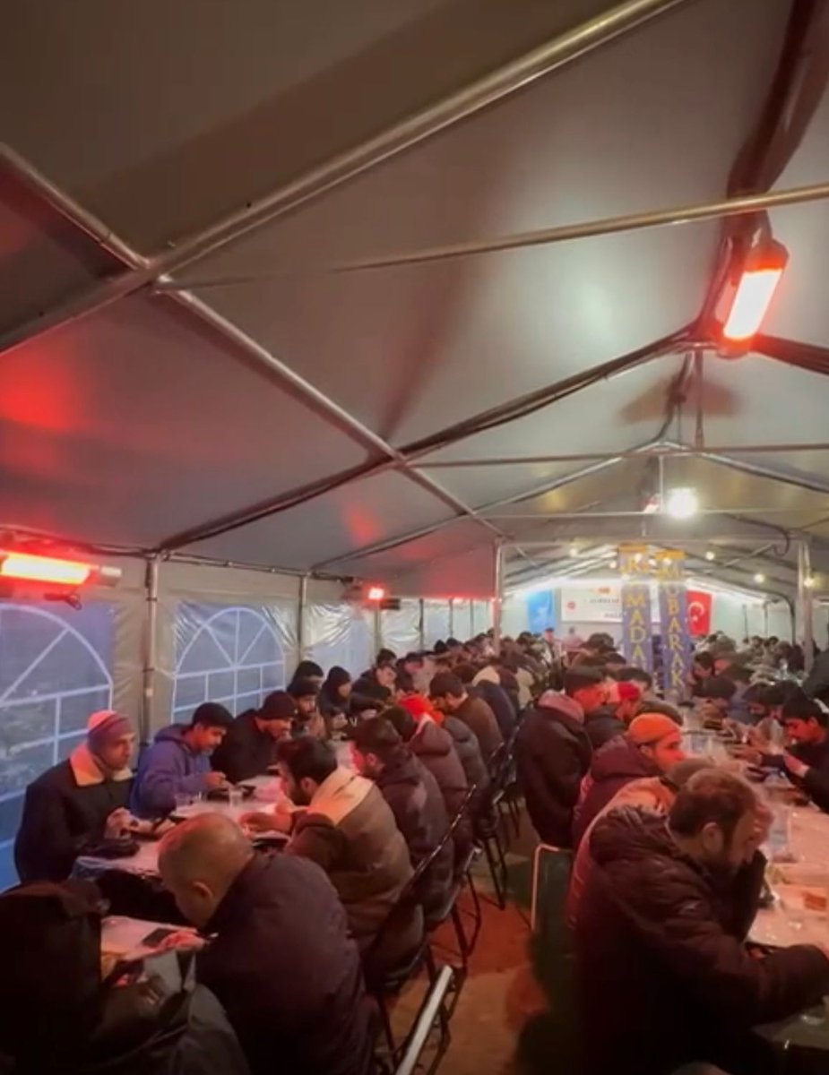PotiadDernek's tweet photo. Potiad olarak her yıl Diyanet İşleri Başkanlığı ve Türkiye Diyanet Vakfı ile birlikte organize ettiğimiz ve geleneksel hale getirdiğimiz iftar programımızı bu yıl da Varşova’da sürdürüyoruz.

Tatarska 8 adresinde bulunan mescid yerleşkesinde, Ramazan ayı boyunca birlik ve beraberlik içinde gerçekleştirdiğimiz iftar programımıza sizleri de davet etmekten mutluluk duyarız.

İslam âleminin mübarek Ramazan ayını en içten dileklerimizle tekrar kutluyor; iftar soframızın kurulmasına desteklerini esirgemeyen tüm gönüldaşlarımıza teşekkür ediyoruz.

Polonya Türkiye İş İnsanları Derneği

#RamazanAyı #Polonya’daRamazan #Polonya’daYaşam