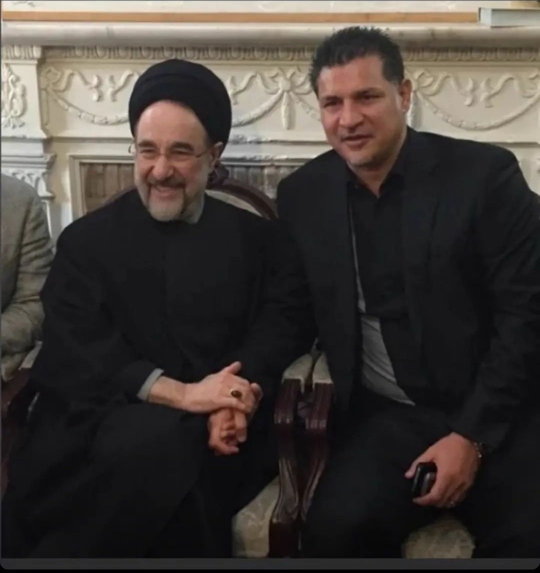 خب علی دایی خیلی سوتی‌های بیشتری نسبت به بقیه چهره‌هایی که ادعا میکنن سمت مردم هستن رو داشته
اما در حقیقت برای ساکت کردن افکار عمومی از سمت حکومت مامور شدن
ولی چون تعصب شدیدی روی این شخص هست برای همین مقاومت شدیدی در برابر آگاهی صورت میگیره