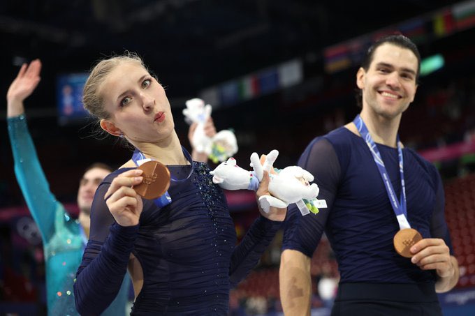 ミネルヴァさん🇩🇪

表彰式で送られたマスコット(ティナ)を紛失してしまったそう😥

表彰式の際写真対応等でボードに置く➡︎メディアの取材を受けるために氷上から出る➡︎持っていくのを忘れる？チームで探したけど見つからず。。。

という流れのよう。