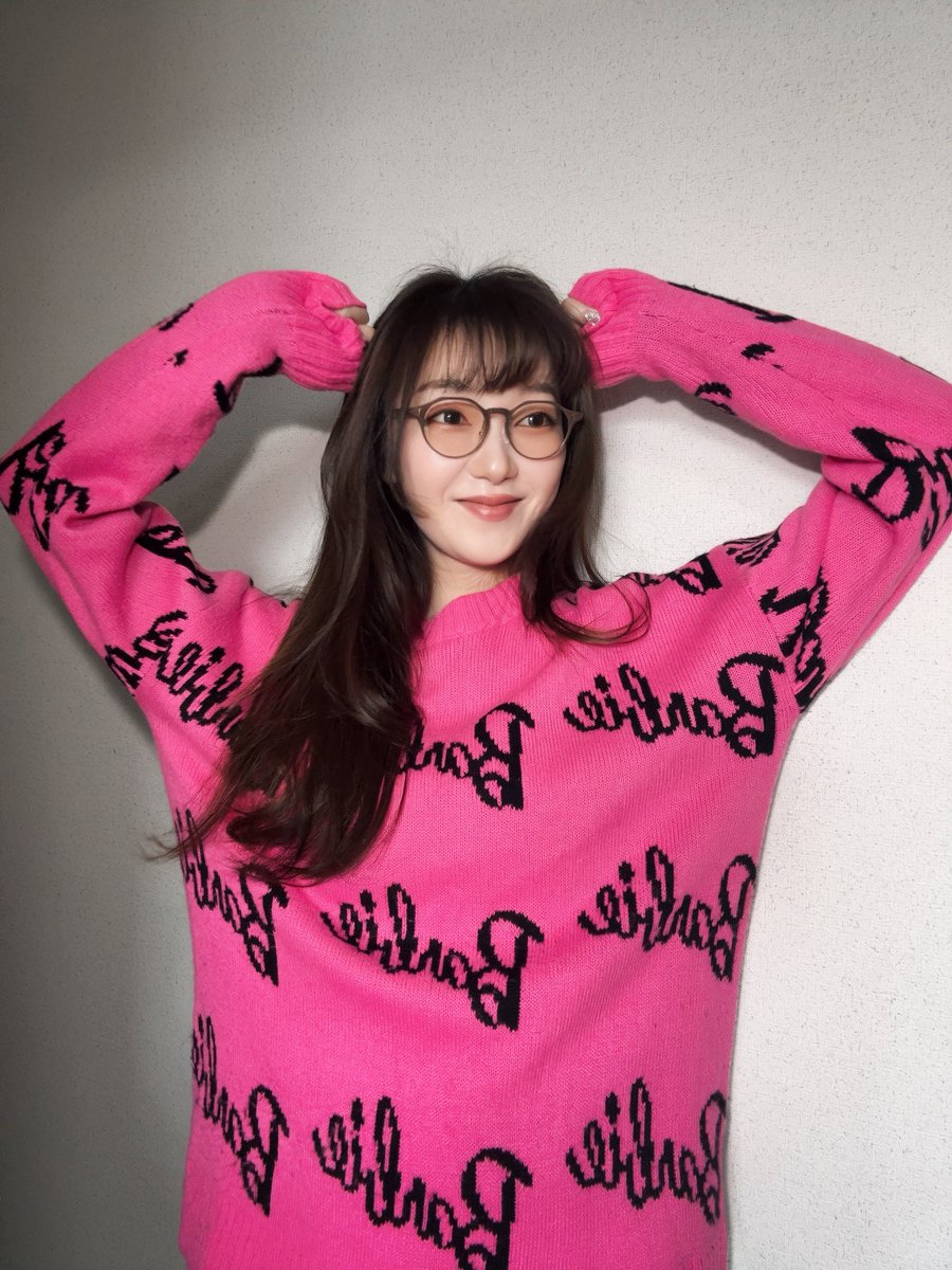 表情なんて何個でも持ってていいよね🩷

#Barbie
#BLACKPINK
#10年くらい愛用セーターです