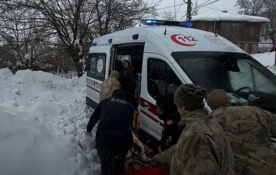Erzincan’ın Kemaliye ilçesinde özel bir şirkete ait hidroelektrik santral (HES) inşaatında meydana gelen toprak kaymasında 1 işçi yaşamını yitirdi
#SONDAKİKA #Erzincan #haber
