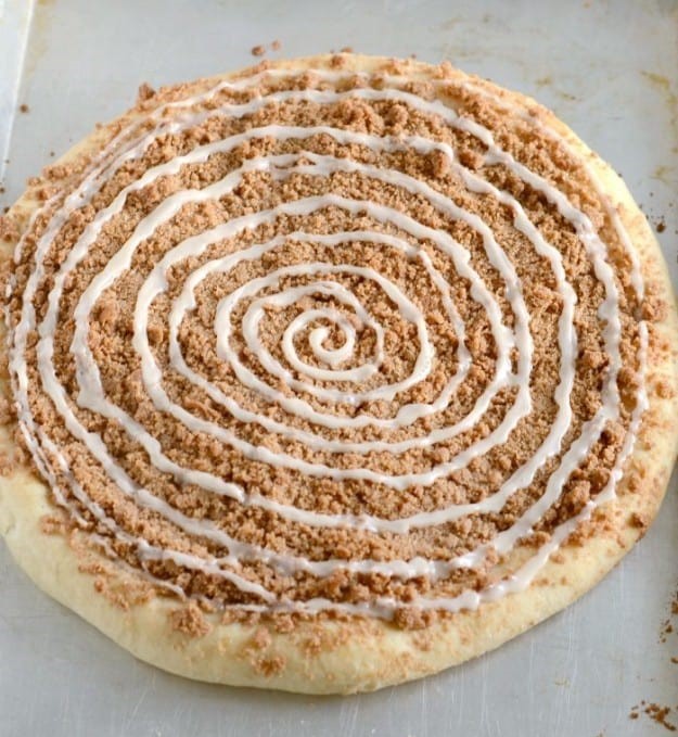 millyrecetas's tweet photo. Pizza… pero version postre. Masa suave, migas crujientes de canela y un glaseado de vainilla irresistible. 

Esta Pizza de Postre rompe todas las reglas y sabe a felicidad recien horneada. ¿Te atreves a probarla? 

#Chocodelicias #PizzaDulce #ReposteriaCasera https://t.co/7pNb3nkrpA