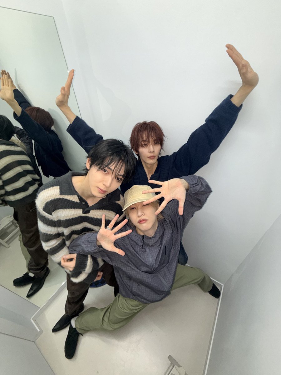QQQ_project's tweet photo. 왜요? 
우리가 팬들봐서 행복한 사람들로 보이나요? 
맞습니다. 
팬들과의 스케줄이 너무 행복한 QQQ 💕 
내일도 좋은 시간 함께해요😆

*자동완성 오타 미안해요🥹
#QQQ #KB #JISUNG #NINE #Ktown4U https://t.co/byDz6d6REv