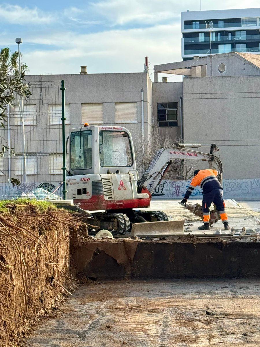Cadiz_es's tweet photo. 🔵 Comienzan las obras de la zona deportiva de Telegrafía Sin Hilos con un presupuesto de más de 900.000 euros #Cádiz 

✅ En la parte superior de la plaza habrá una pista de calistenia, otra de parkour y un parque saludable

✅ En la inferior se recuperará la pista de baloncesto de 3x3 con dos canastas y una pista de skate

✅ Además, se van a mejorar los accesos y el alumbrado de toda la zona y se va a impermeabilizar el edificio municipal para evitar las filtraciones a los locales situados en los bajos de la plaza

🗣️ El alcalde, Bruno García, destaca que con estos trabajos “recuperamos un nuevo espacio para la ciudad ya que esta zona llevaba cerrada una década y estaba bloqueada desde el año 2022"

“Vamos a darle un carácter más público y  facilitaremos a los usuarios los accesos a este espacio, que se va a convertir en el gran escaparate del deporte urbano”