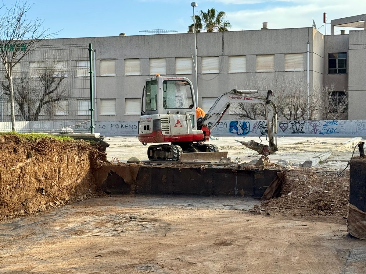 Cadiz_es's tweet photo. 🔵 Comienzan las obras de la zona deportiva de Telegrafía Sin Hilos con un presupuesto de más de 900.000 euros #Cádiz 

✅ En la parte superior de la plaza habrá una pista de calistenia, otra de parkour y un parque saludable

✅ En la inferior se recuperará la pista de baloncesto de 3x3 con dos canastas y una pista de skate

✅ Además, se van a mejorar los accesos y el alumbrado de toda la zona y se va a impermeabilizar el edificio municipal para evitar las filtraciones a los locales situados en los bajos de la plaza

🗣️ El alcalde, Bruno García, destaca que con estos trabajos “recuperamos un nuevo espacio para la ciudad ya que esta zona llevaba cerrada una década y estaba bloqueada desde el año 2022"

“Vamos a darle un carácter más público y  facilitaremos a los usuarios los accesos a este espacio, que se va a convertir en el gran escaparate del deporte urbano”
