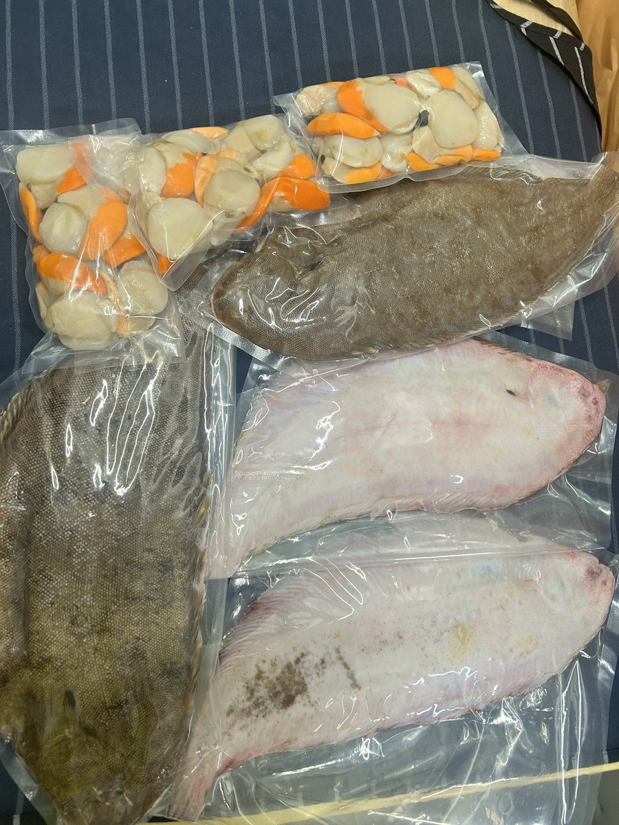 just swapped 3 pork chops and a pie (valued at £12 total) 

for 2.5kg of Dover Sole (worth £95) and 1.1kg of fresh scallops (worth £40)

this shit is 1000000% stolen