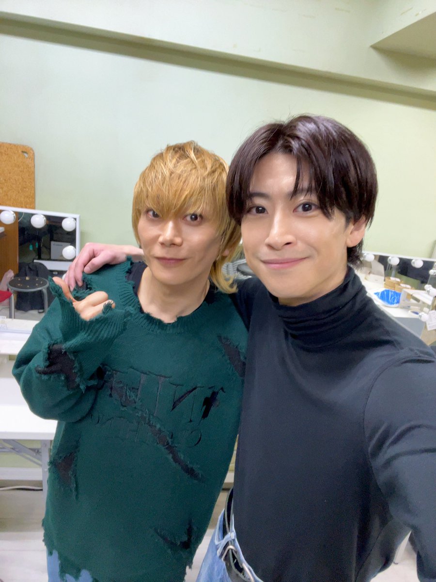 tmr_akzw's tweet photo. 舞台「その鉄塔に男たちはいるという」
初日を迎えました！！
ご来場誠にありがとうございます！！

5人芝居、鉄塔での贅沢な時間を最後まで楽しみたいと思います🔥

演出鯨井パイセンと、ゲスト来て下さったキメちゃんと！ https://t.co/Tj8dsWtj8Q