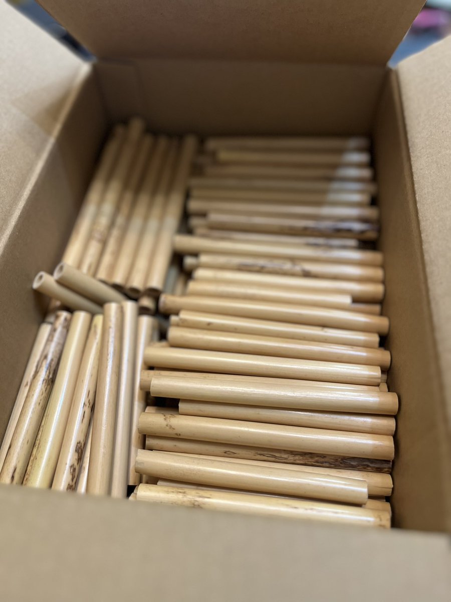 ob_yuko's tweet photo. 毎月1キロ購入している丸材、今月も真っ直ぐが多くて良さげです！
最近の材料費高騰。急遽チューブを買おうとお店に行ったら高くてびっくり‼️たくさん買うから？円にならない？と聞いたら(そう言える仲ですが)「先生、それはもうリードに値段を上げるしかないです」と言われました。。でも、、、 https://t.co/pSKJqSmHO3