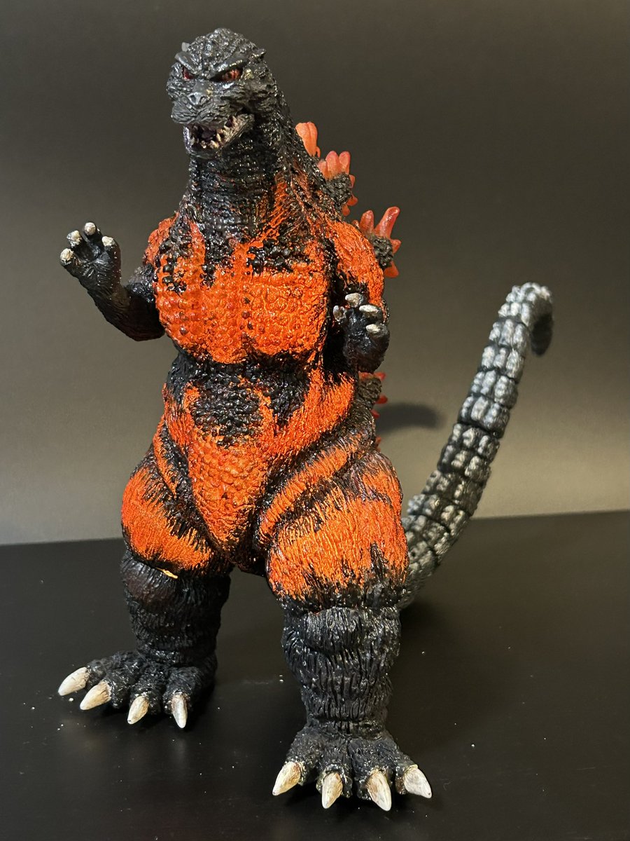 ゴジラ1995完成しました！

クリアーオレンジとクリアーレッド塗装
電飾ギミックで燃えている表現しています

原型から複製、塗装全てやり通せて
大満足です！