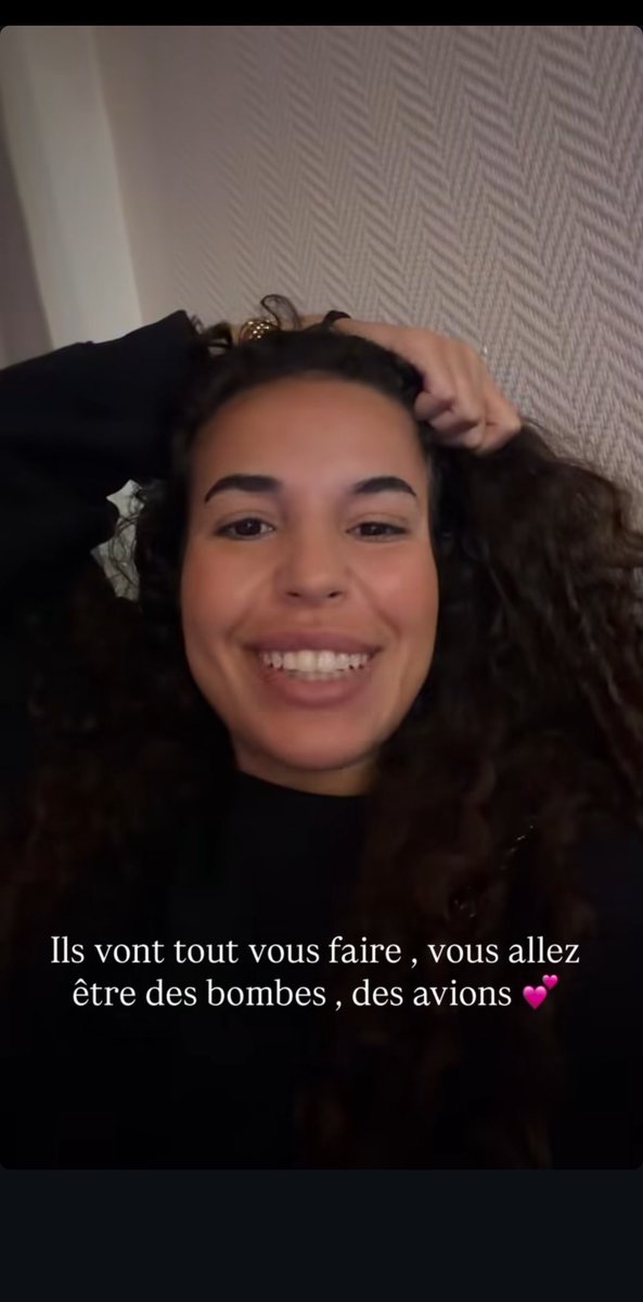 Je pensais elle sourait plus de tristesse par rapport aux tromperies mais en faite elle sourit plus car elle s'est tuer le visage 😨 #poupettekenza