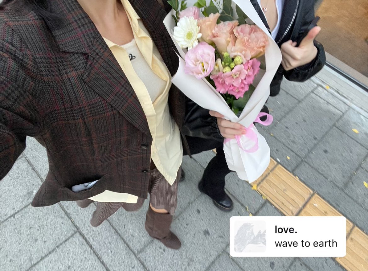 사귀면서 꽃 절대 안사준다는 얘기들을때마다 진짜 신기함 몇만원만 내면 내여자를 기쁘게해줄수있는데.. 하루종일 로맨틱하게 다닐수있는데... 집에서도 몇주동안 내생각나게 할수있는데 이기쁨을 모른다고?? 난 진짜 여유될때마다 친구들 주려고 꽃 사감..