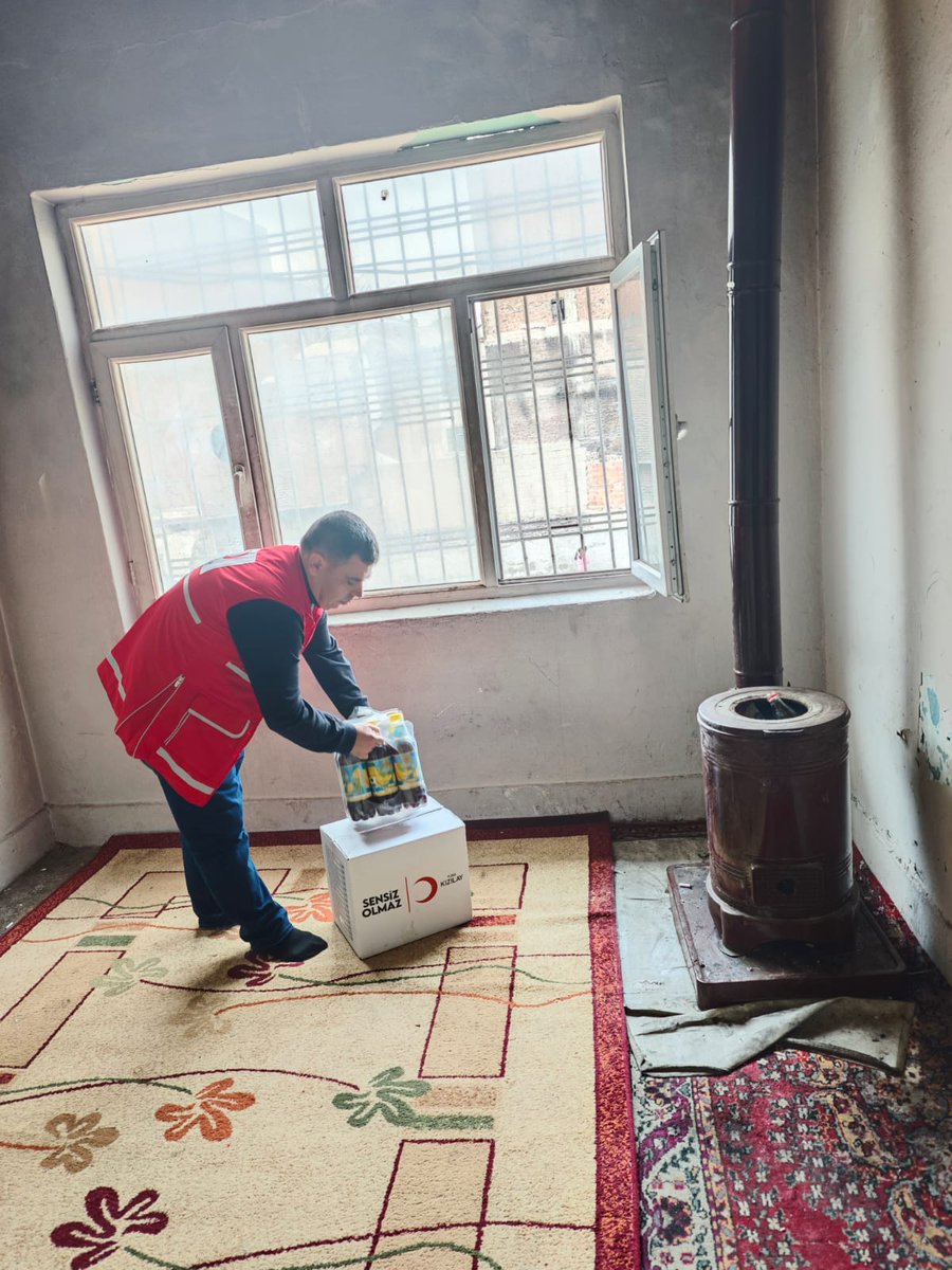 kizilaysur's tweet photo. Bu Ramazan’da da bir başına olanların yanı başındayız. 

Bu mübarek ayda sofralar kurulsun, dualar birlikte edilsin diye gıda kolilerimizi ihtiyaç sahibi ailelerimize ulaştırdık.

Siz de desteğinizle sofralara katkı verebilirsiniz. https://t.co/fDRqrjBWUu
