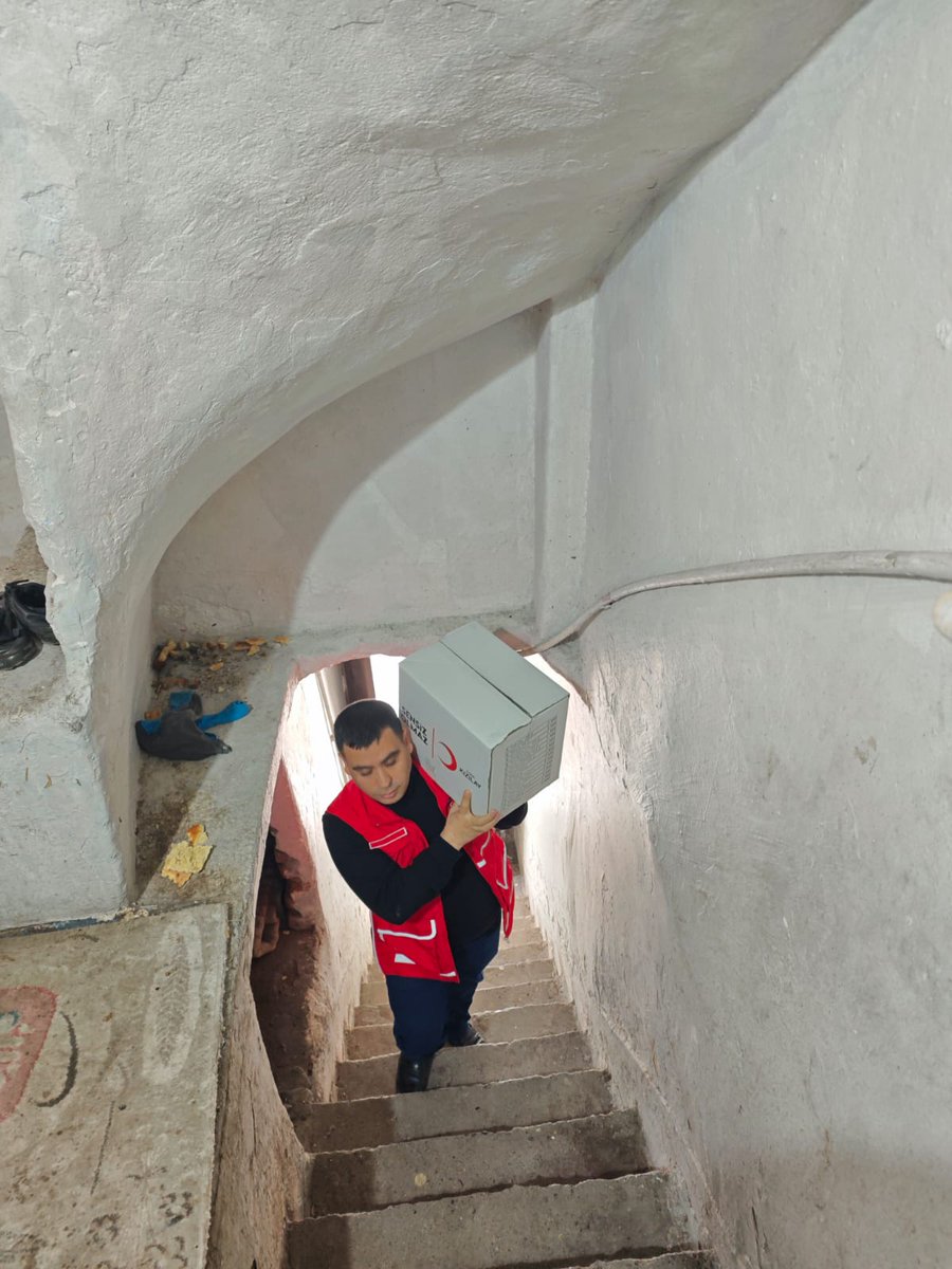 kizilaysur's tweet photo. Bu Ramazan’da da bir başına olanların yanı başındayız. 

Bu mübarek ayda sofralar kurulsun, dualar birlikte edilsin diye gıda kolilerimizi ihtiyaç sahibi ailelerimize ulaştırdık.

Siz de desteğinizle sofralara katkı verebilirsiniz. https://t.co/fDRqrjBWUu
