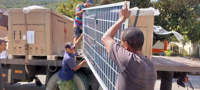 ElecGuantanamo's tweet image. En nuestra provincia avanza la instalación de los kits de paneles fotovoltaicos en los centros vitales priorizados para garantizar procesos y bienestar a la población. #LoquenosUNErevolucion.#CubaAvanza.#CubaEstáFirme.#CubaVencerá.