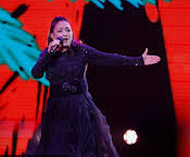 Le dieron gaviota de platino a Mon Laferte pero no a Gloria Estefan.  Juzguen ustedes.